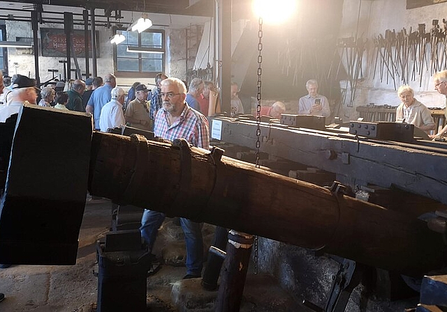 <em>Grosses Interesse am grössten Hammerwerk der Schweiz:</em> Der Eröffnungstag der sanierten Seenger Hammerschmiede zog viel Publikum an. Fotos: Fritz Thut
