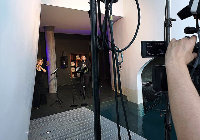 Konzert neben dem Hotel-Pool: Flötistin Miriam Terragni und Klarinettist Francesco Negrini von argovia philharmonic während des Yoga-Online-Konzerts im «Seerose Resort & Spa». Foto: Fritz Thut
