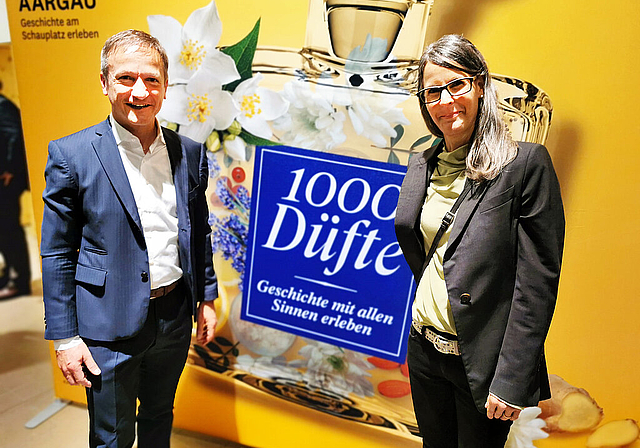 Wollen dieses Jahr die Schlossbesucher mit «1000 Düften» betören: Museum-Aargau-Direktor Marco Castellaneta und Jahresthema-Gesamtprojektleiterin Judith Vögele. Foto: Fritz Thut
