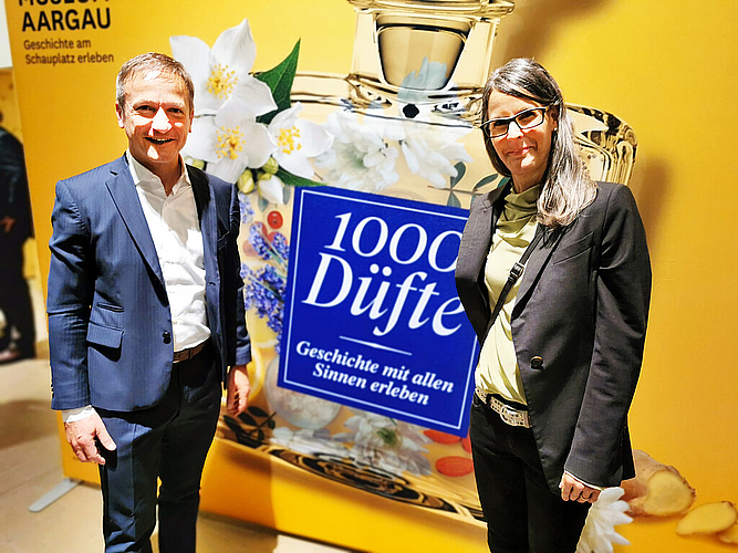 Wollen dieses Jahr die Schlossbesucher mit «1000 Düften» betören: Museum-Aargau-Direktor Marco Castellaneta und Jahresthema-Gesamtprojektleiterin Judith Vögele. Foto: Fritz Thut
