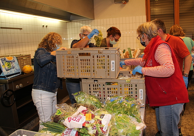 In Staufen kann die Verteilaktion noch vor Ort stattfinden: Freiwillige beim Bereitstellen der gespendeten Lebensmittel. Foto: Carolin Frei
