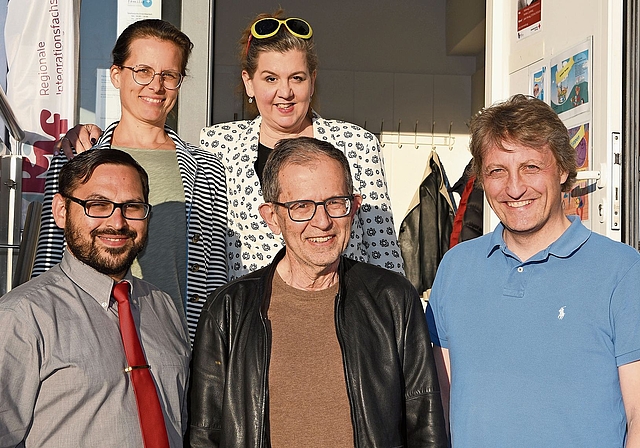 Lenzburger Powerteam: Zafer Göymen (Ressort Infrastruktur), Beat Hiller (neuer Präsident), Rolf Maichel (Ressort Finanzen). Hinten: Nicole Kohler (Assistenz Geschäftsleitung) und Claudia Casanova (ehemalige Präsidentin/Geschäftsleitung).Foto: An