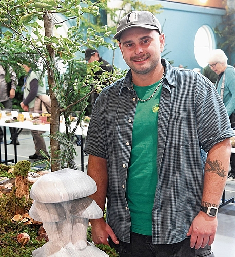 Der Bildhauer Eric Meier schuf eine Pilzskulptur aus Marmor.Foto: Andreas Walker