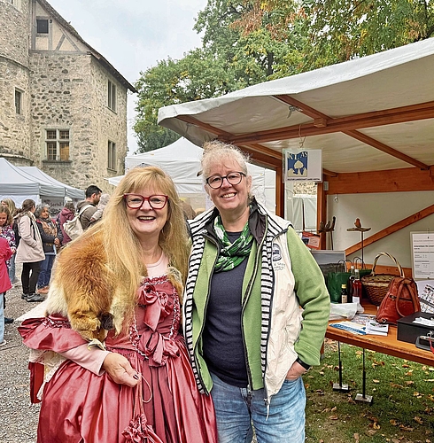 Märlifee Edith Gloor und Gabi Lauper, Präsidentin der Stiftung Klas.Foto: VSc Märlifee Edith Gloor und Gabi Lauper, Präsidentin der Stiftung Klas.Foto: VSc