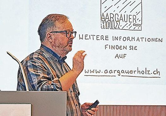 «Holz hat Zukunft»: Referent Hansjörg Steiner an der LLS-«Denkwerkstatt» in der Berufsschule Lenzburg. Foto: Fritz Thut