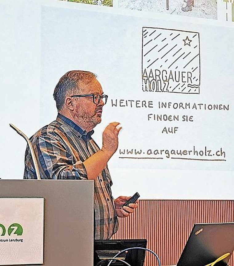 «Holz hat Zukunft»: Referent Hansjörg Steiner an der LLS-«Denkwerkstatt» in der Berufsschule Lenzburg. Foto: Fritz Thut