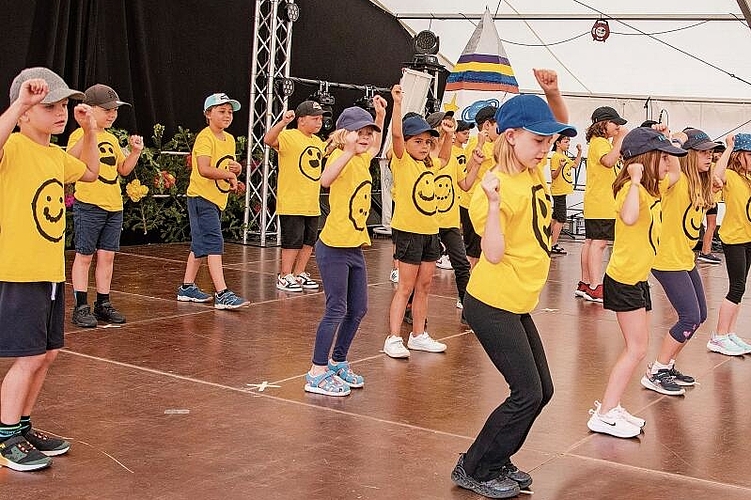 Smileys verbreiten viel Freude: Lachende Gesichter erfüllten die Bühne.Foto: Peter Winkelmann