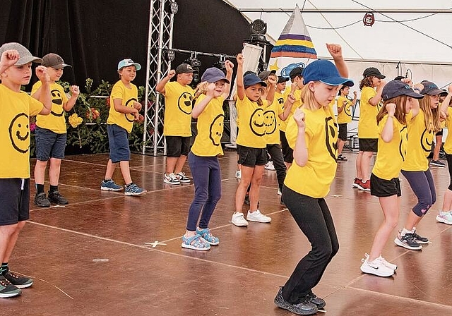 Smileys verbreiten viel Freude: Lachende Gesichter erfüllten die Bühne.Foto: Peter Winkelmann