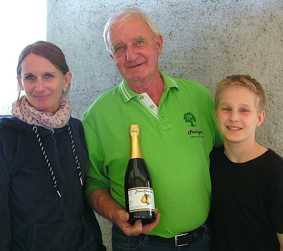 <em>Handgemachtes:</em> Hanspeter Hediger vom Obst- und Gartenbau Affoltern mit Familie.
