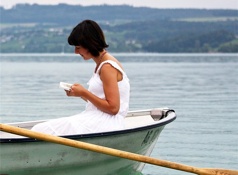 <em>Traditioneller Abschluss des Poesiesommers:</em> Lesung im Ruderboot auf dem Hallwilersee. Foto: Graziella Jämsä