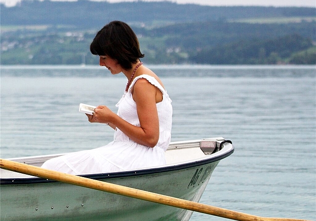 <em>Traditioneller Abschluss des Poesiesommers:</em> Lesung im Ruderboot auf dem Hallwilersee. Foto: Graziella Jämsä