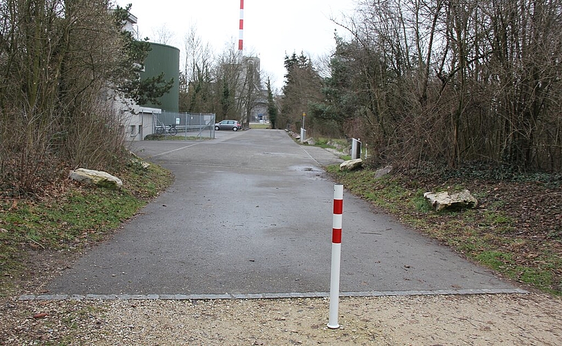 <em>Noch sind einige Hindernisse aus dem Weg zu räumen: </em>Zufahrt zur ARA Langmatt in Möriken-Wildegg, wo die Gross-ARA Seetal geplant ist. Fotos: Alfred Gassmann
