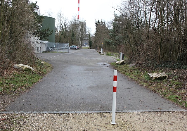 <em>Noch sind einige Hindernisse aus dem Weg zu räumen: </em>Zufahrt zur ARA Langmatt in Möriken-Wildegg, wo die Gross-ARA Seetal geplant ist. Fotos: Alfred Gassmann
