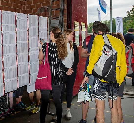 <em>Hier trifft man sich:</em> Teilnehmer informieren sich an der Ranglistenwand.