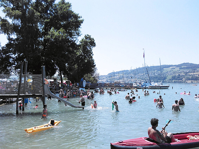 Viel Betrieb am und im Wasser: Der flach abfallende Strand beim Arbeiterstrandbad in Tennwil ist ideal. Foto: zvg
