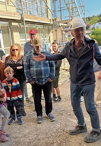 Rudolf Sager von der Sarudo AG instruiert die vielen Anwesenden zu den Baustellenregeln. Für Dürrenäsch und auch die Region ist das Korki-Areal von grosser Bedeutung. Foto: Verena Schmidtke