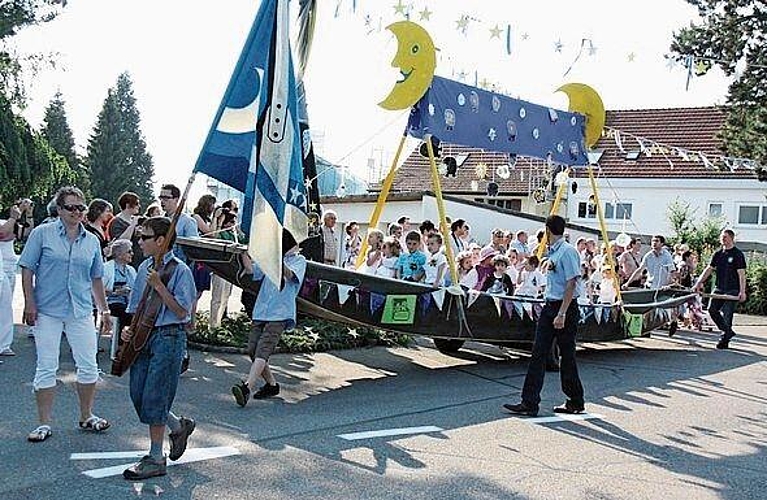 Fröhlicher und vielfältiger Festumzug: Am Samstagmorgen gibt es allerhand Sujets zu sehen.Foto: zvg