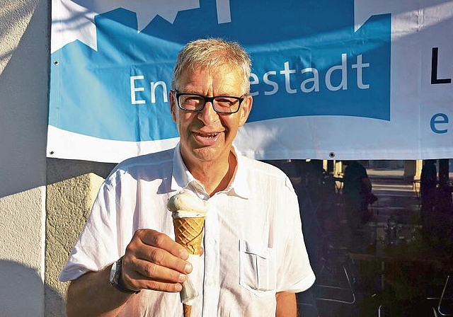 Schnell schlecken, bevor sie schmilzt: Stadtammann Daniel Mosimann isst am «3-2-1-heiss»-Anlass eine feine Glace. Foto: Fritz Thut