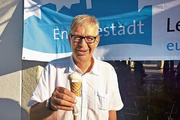 Schnell schlecken, bevor sie schmilzt: Stadtammann Daniel Mosimann isst am «3-2-1-heiss»-Anlass eine feine Glace. Foto: Fritz Thut