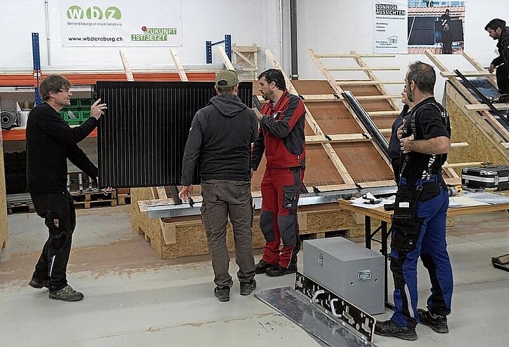 Im Kurs kann die Montage von Solarmodulen in der Werkhalle an vier Steildachmodellen praktisch umgesetzt und vertieft werden.Foto: Andreas Walker