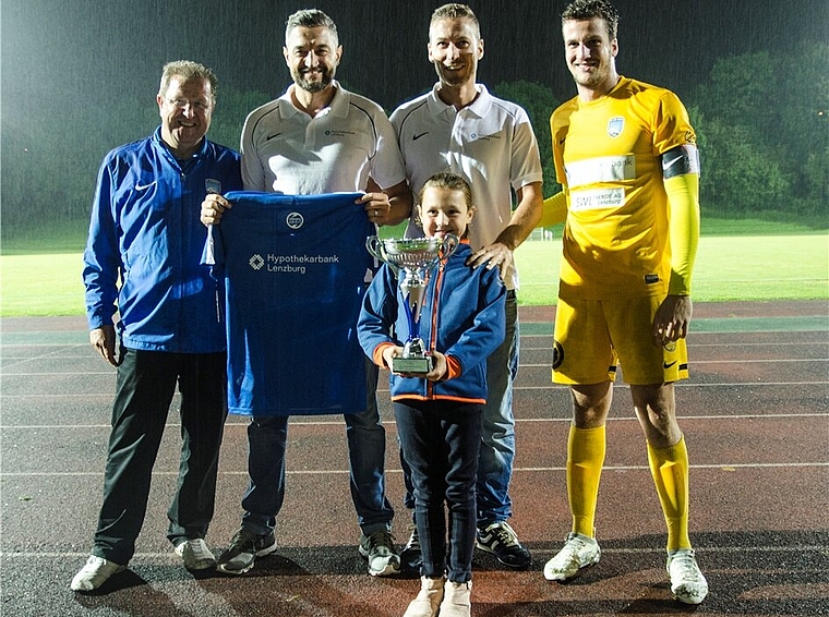 Pokalübergabe: Alissia hält den Pokal ganz fest; oben von links Co-Präsident Ueli Bruder, Fabrizio Castagna (Hypi Suhr), Renato D’Angelo (Hypi Rupperswil) und Stephan Wernli, Vize-Kapitän FC Lenzburg. Foto: Peter Winkelmann