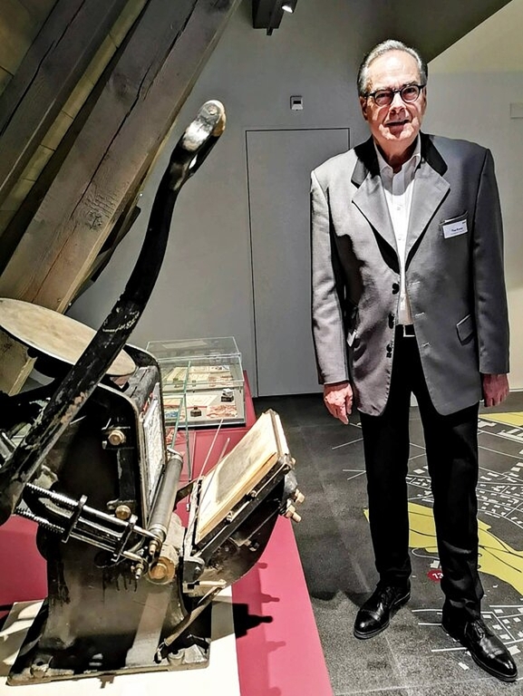 <em>Keineswegs reif fürs Museum:</em> Senior Consultant Theo Kromer neben einer Druckpresse in der PopUp-Ausstellung.