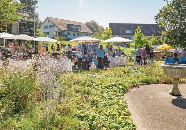 Bunte Vielfalt: Das tolle Wetter lockte viele Besuchende in den wunderschönen Park im Alterszentrum. Foto: Peter Winkelmann 