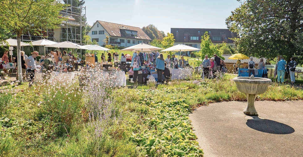 Bunte Vielfalt: Das tolle Wetter lockte viele Besuchende in den wunderschönen Park im Alterszentrum. Foto: Peter Winkelmann 