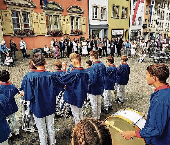 Trommeln für die Ehrengäste: Empfang in der Rathausgasse. Foto: Fritz Thut