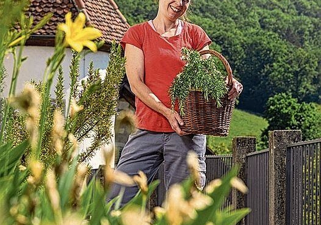 Arbeitet auf Schloss Wildegg: Gärtnerin Melissa Gögele. Foto: MA/Pascal Meier