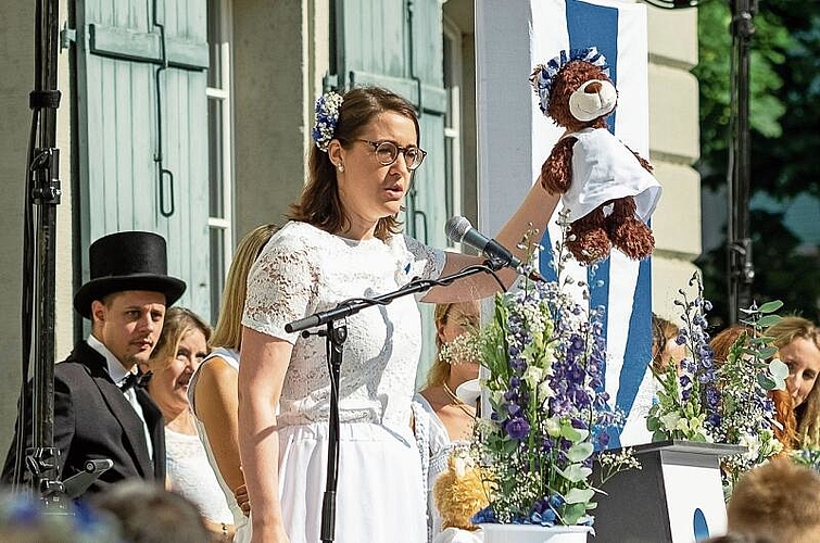 Sprach zu den Kleinsten: Jugendfestrednerin und Buchhändlerin Kathrin Steinmann vor dem Hünerwadelhaus.