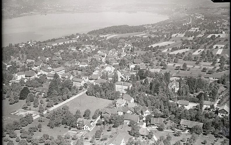 Industrielle Achse: Luftbild von 1947 mit den Fabriken links und den Fabrikantenvillen rechts. Foto: ETH Bibliothek, Bildarchiv, Stiftung Luftbild Schweiz