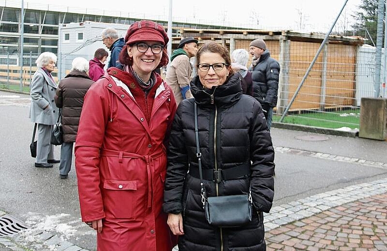 Besichtigung der Notunterkunft: Stadträtin Beatrice Taubert mit Pia Maria Brugger, Leiterin Kantonaler Sozialdienst, vor dem Aufenthaltsbereich im Freien.Foto: Romi Schmid