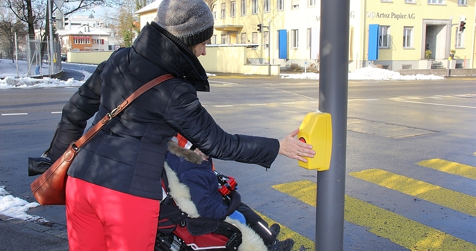 Berühren ohne Handschuhe statt fest drücken: Neuer Steuerungskasten an der Lichtsignalanlage Ringstrasse West– Zeughausstrasse. Fotos: Alfred Gassmann