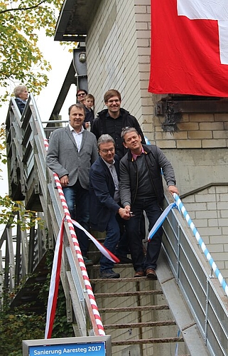Offiziell: Herbert Anderegg (li.) und Ueli Salm durchtrennen das Band.