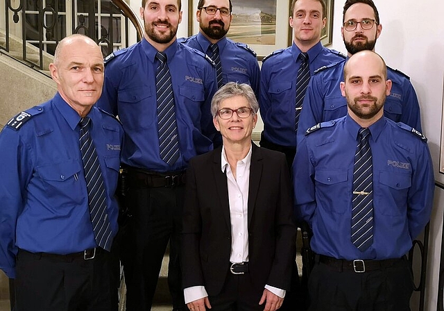 <em>Fünf Beförderungen per Ende 2019:</em> Repol-Chef Ferdinand Bürgi (ganz links) und Ressortvorsteherin Franziska Möhl am Jahresrapport mit (von links) Roman Gugerli (Korporal), Marius Schläpfer (Wachtmeister), Marco von Känel (Wachtmeister),