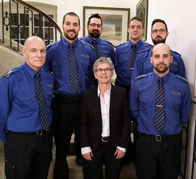 <em>Fünf Beförderungen per Ende 2019:</em> Repol-Chef Ferdinand Bürgi (ganz links) und Ressortvorsteherin Franziska Möhl am Jahresrapport mit (von links) Roman Gugerli (Korporal), Marius Schläpfer (Wachtmeister), Marco von Känel (Wachtmeister),