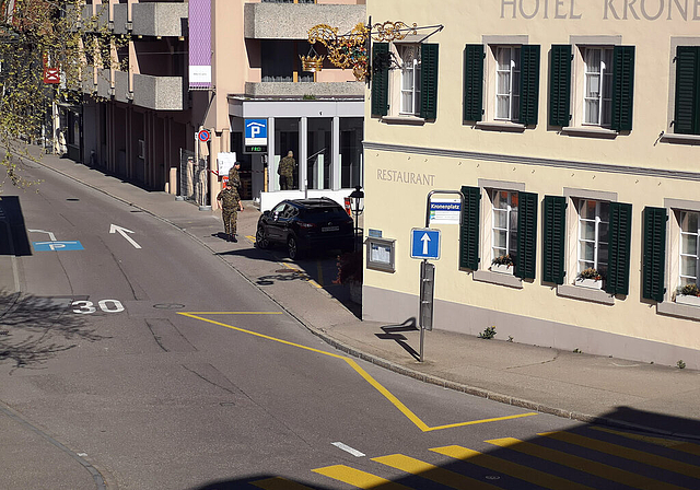 Wegen Corona in der «Krone»:  Das Hotel, wo das Kader des Gebirgsinfanteriebataillons 91 logierte, wurde bewacht (links unten). Foto: Fritz Thut