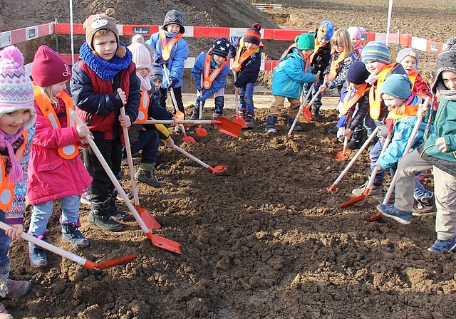 Beitrag zum neuen Kindergarten: Kindergärtler graben wacker mit. Foto: Alfred Gassmann