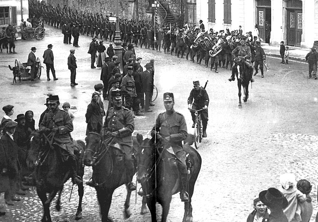 <em>Zu Beginn des Weltkriegs wurde das Militär noch zur Grenzbesetzung, im November 1918 dann gegen den «inneren Feind» aufgeboten: </em>Durchmarsch von Aargauer Truppen auf dem Kronenplatz um 1914/1915.Foto: Aus «Liebes altes Lenzburg», Ortsbü