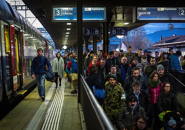 <em>Pendlerverkehr im Bahnhof Lenzburg:</em> Zu den Stosszeiten wird es für die Passagiere unangenehm eng. Foto: Chris Iseli