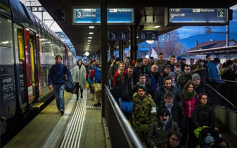 <em>Pendlerverkehr im Bahnhof Lenzburg:</em> Zu den Stosszeiten wird es für die Passagiere unangenehm eng. Foto: Chris Iseli
