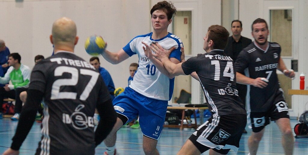 <em>Abgeblockt:</em> Der 18-jährige HSG-Lenzburg-Spieler Magnus Burgherr. Fotos: Ruedi Burkart <em>Abgeblockt:</em> Der 18-jährige HSG-Lenzburg-Spieler Magnus Burgherr. Fotos: Ruedi Burkart
