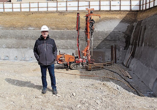 Noch bis Mitte April werden Erdsondenbohrungen gemacht: Gemeindeammann Herbert Anderegg vor dem bewussten Bohrer. Foto: Carolin Frei
