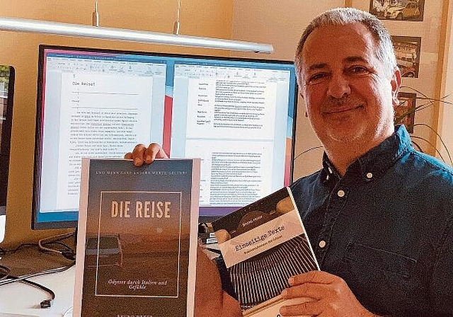 Eintauchen in die Lebenswelten anderer: Der Lenzburger Autor Christoph Hofer alias Bruno Heter in seiner Schreibstube. Foto: zvg