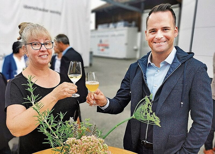 Anstossen auf das grenzübergreifende Projekt: Taxito-Seetal-Koordinatorin Gabi Lauper Richner und Ständerat Damian Müller. Foto: Fritz Thut
