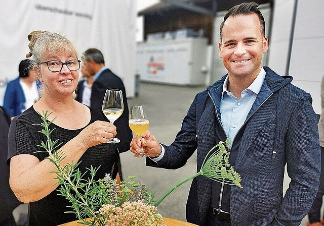 Anstossen auf das grenzübergreifende Projekt: Taxito-Seetal-Koordinatorin Gabi Lauper Richner und Ständerat Damian Müller. Foto: Fritz Thut
