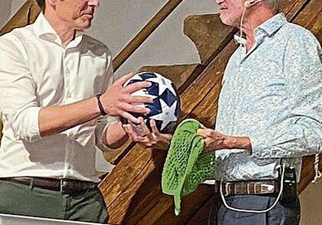 Symbolische Übergabe: Adriano Beti ist Nachfolger von Peter Jud als Präsident der «Freunde der Lenzburg».Foto: zvg