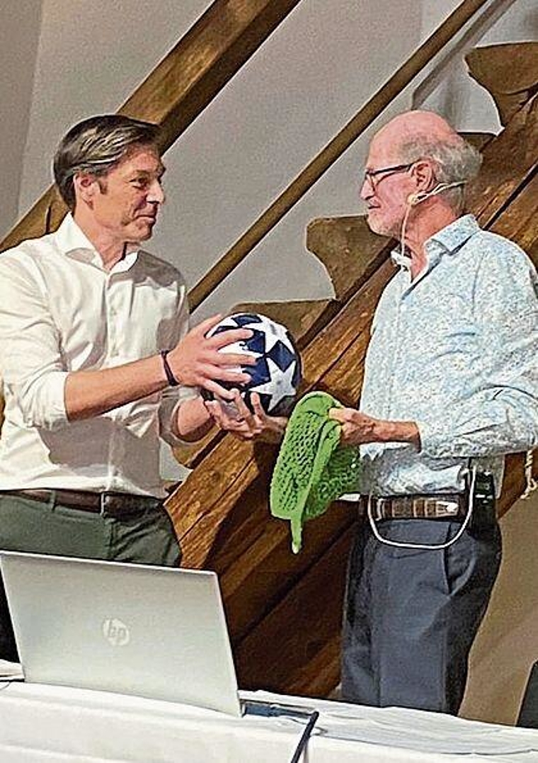 Symbolische Übergabe: Adriano Beti ist Nachfolger von Peter Jud als Präsident der «Freunde der Lenzburg».Foto: zvg