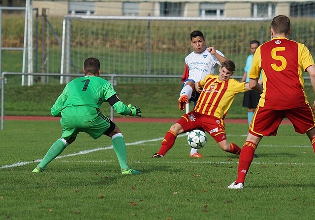 <em>Einer gegen drei:</em> FC-Othmarsingen-Akteur Marc Isler (weisses Dress) beschäftigt beim damaligen 3:2-Auswärtssieg gleich mehrere Mellinger Spieler. Foto: Ruedi Burkart